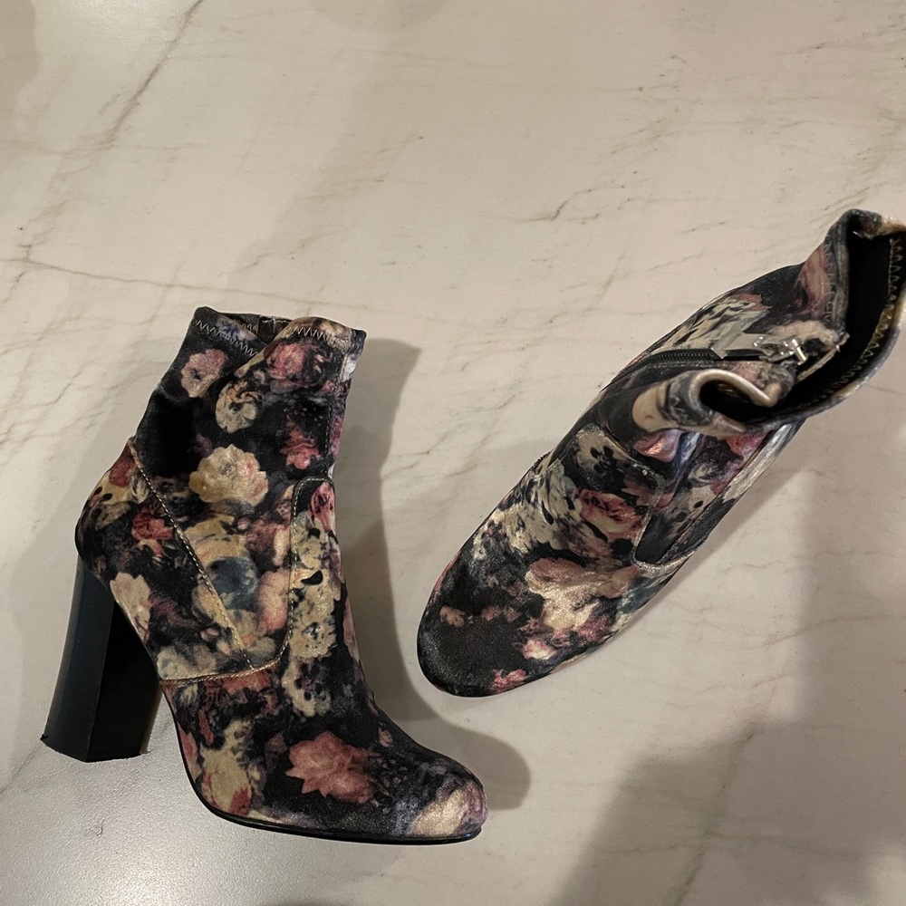Report floral booties! 🌸